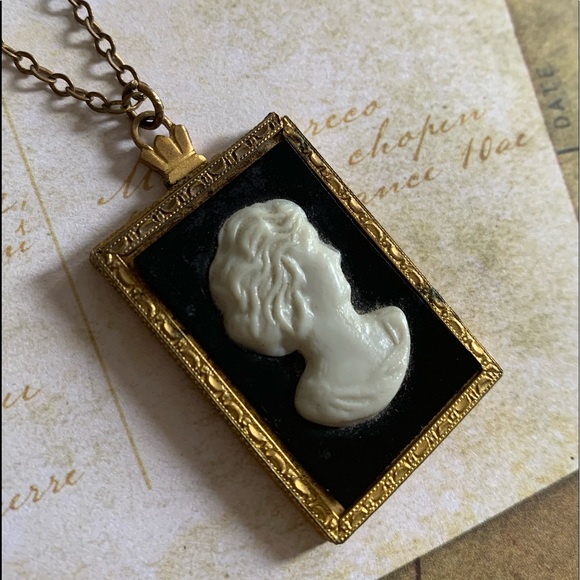 Antique White & Black Cameo Photo Frame Necklace with Photo Lady - Picture 2 of 12
